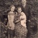 Рита и Оля Трухачёвы с мамой и старшим братом - Геннадием, 1957г. Фото А.И. Цветаевой.