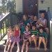 Ольга Трухачёва с мужем и со всеми девятью внуками на крыльце своего дома в Монтане, США.